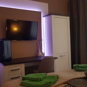 Zimmer mit Kingsize-Bett